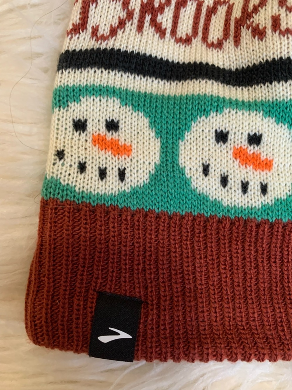 Brooks Running Run Merry Pom Beanie Red Green One Size - Picture 2 of 8